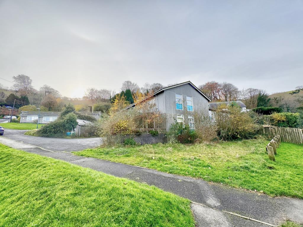 Lot: 17 - EX-RETIREMENT COMPLEX WITH APPROVED PLANNING PERMISSION - Rear of the complex showing public footpath